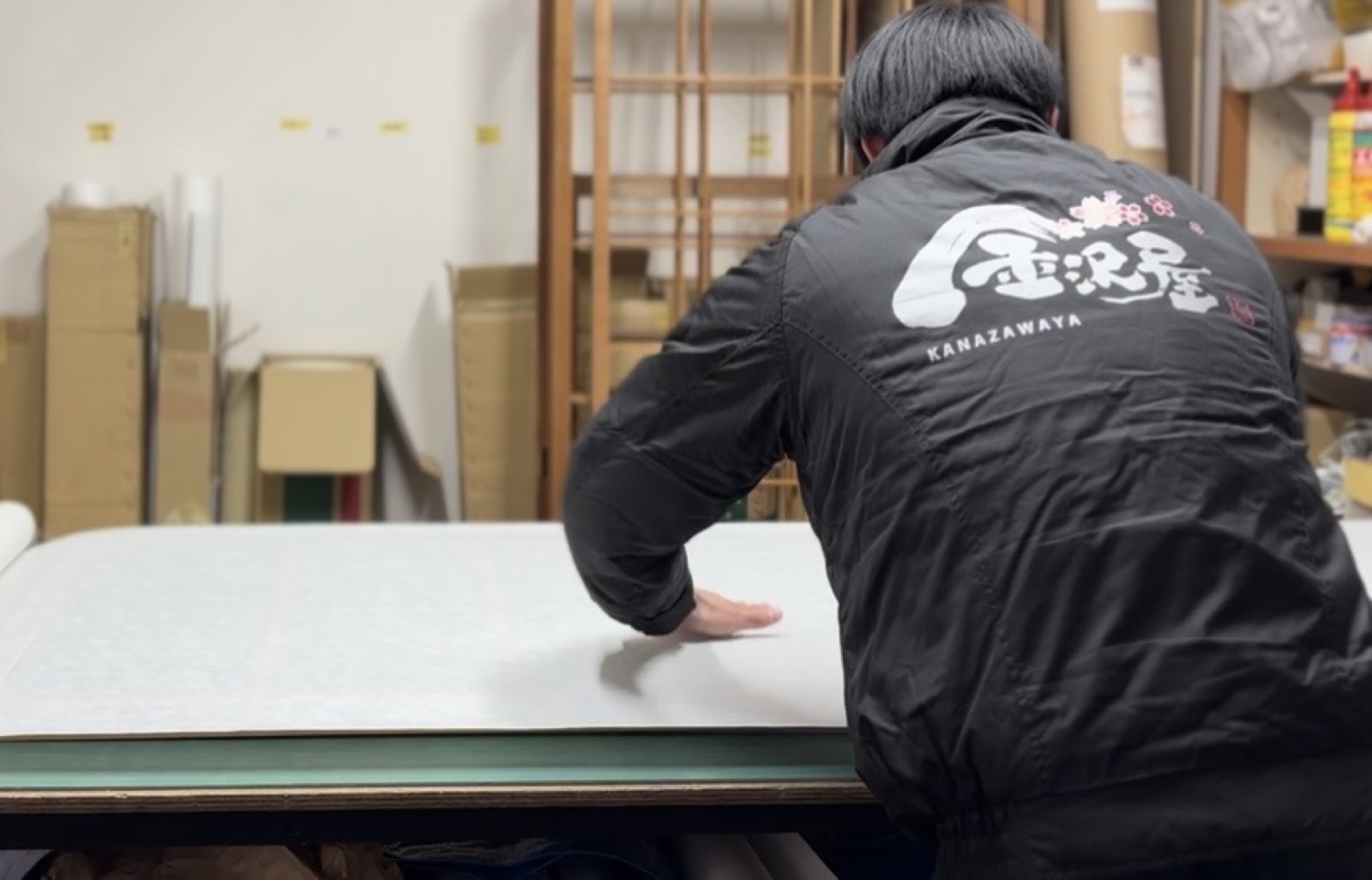 自社店舗での障子張替作業